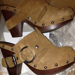 Rocket Dog distressed chestnut clogs!!