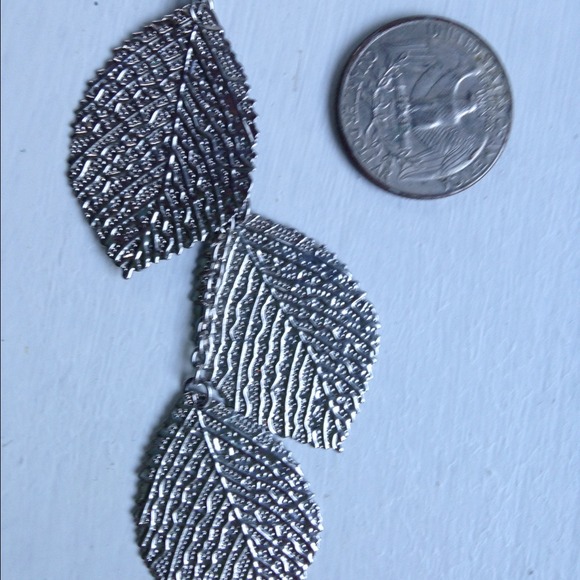 ❌SOLD IN BUNDLE❌Long 3 Leaf Silver Earrings - Picture 2 of 2