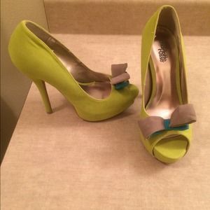 NEVER WORN NWT Chartreuse Green Heels with Bows