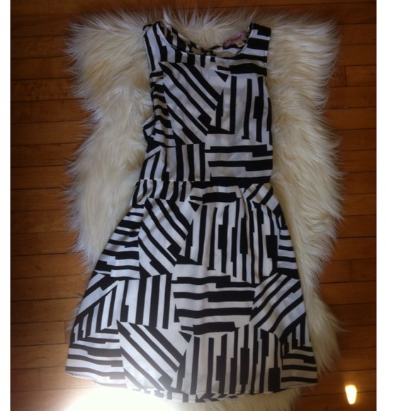 ✖️Geometric Print Dress ✖️ - $16 OBO!