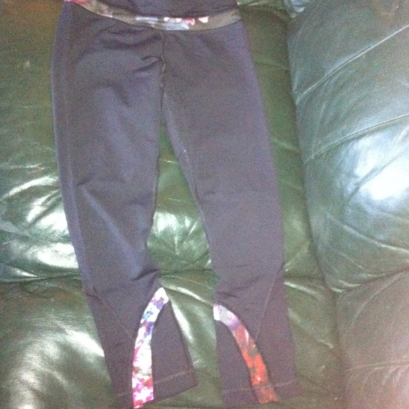 Black lululemon running crops