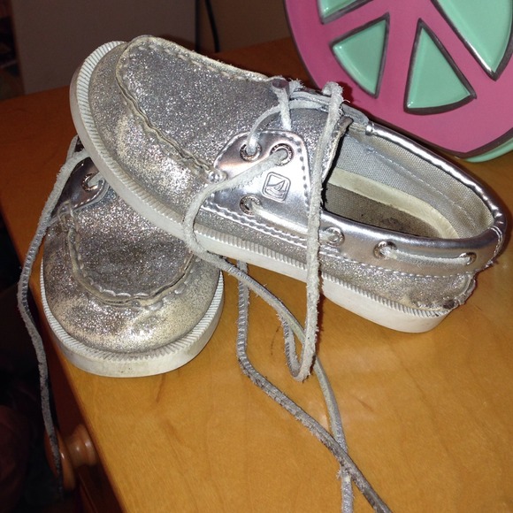 🚫sold🚫 worn silver sparkly toddler sperrys