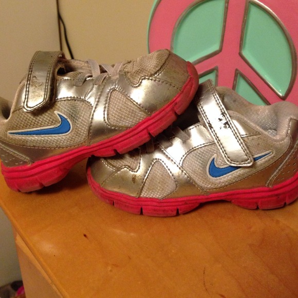 🚫sold🚫 Toddler girls nike shoes. Pink, silver,