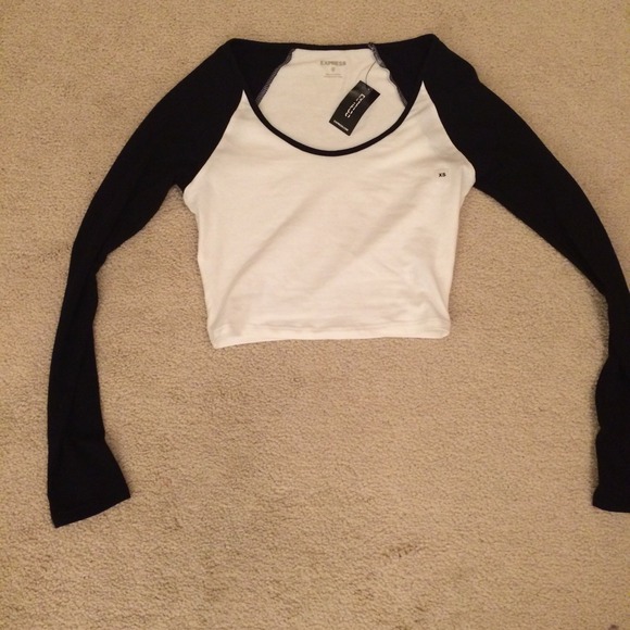 ❌❌TRADED❌❌ NWT Black and white crop top