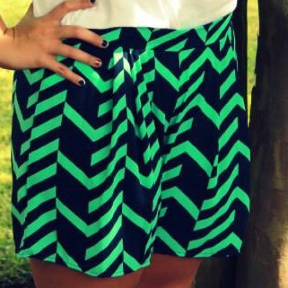PLUS SIZE Chevron Comfy shorts