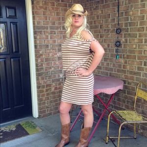 🚫🚫SOLD🚫🚫Cold shoulder tunic