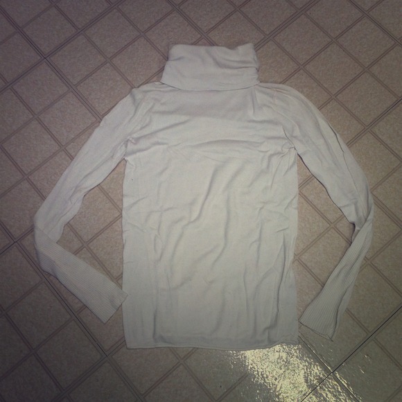WHITE TURTLENECK
