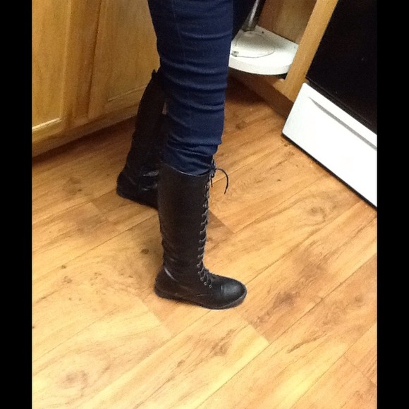 SOLD 📛📛📛📛📛Black combat boots - Picture 2 of 3
