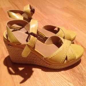 ✨ NWOT ✨ Mustard yellow Franco Sarto wedges