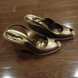 Metallic copper sling back wedges