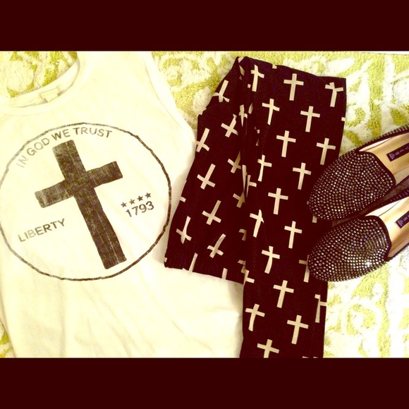 Cut off T shirt and cross leggings