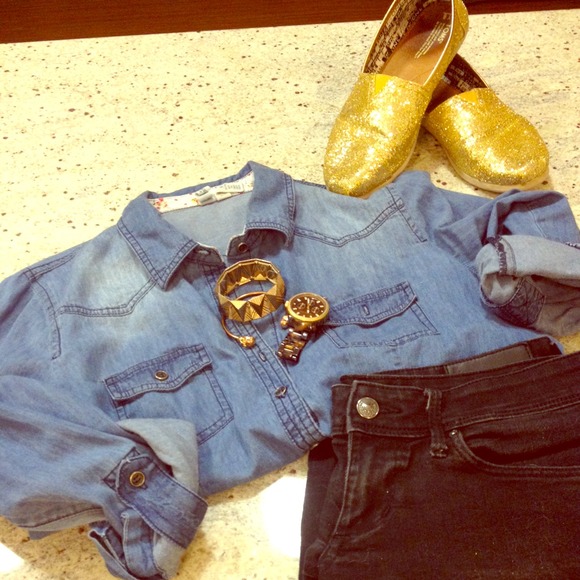 ***SOLD IN BUNDLe*** Chambray shirt L