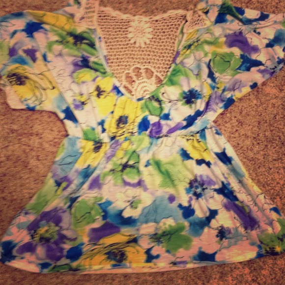 ⚠️Beautiful floral top with crochet back