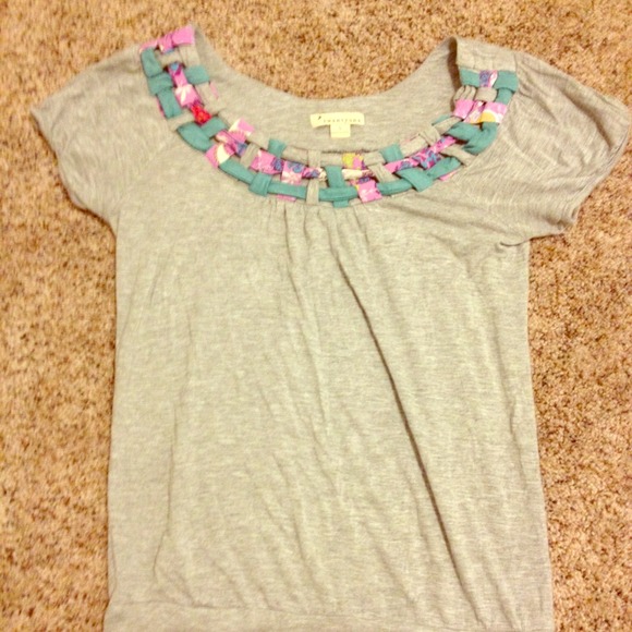 ⚠️Soft gray top w/ colorful fabric weave on neck