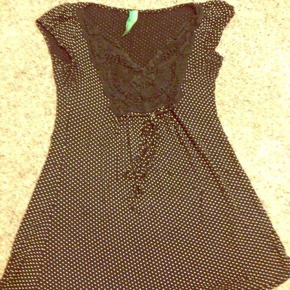 ⚠️Stunning black and white top with crochet