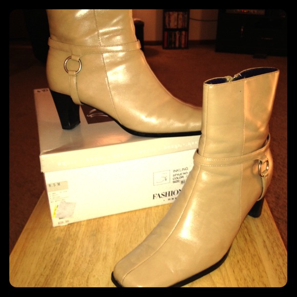 💥Price Reduced💥Nude Colored Boots