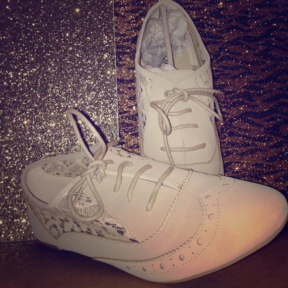 Adorable beige oxford style