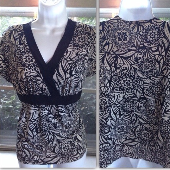 Carducci Tops - $9 BUNDLE ADD ON ITEM😊Ivory & Black Print V Neck