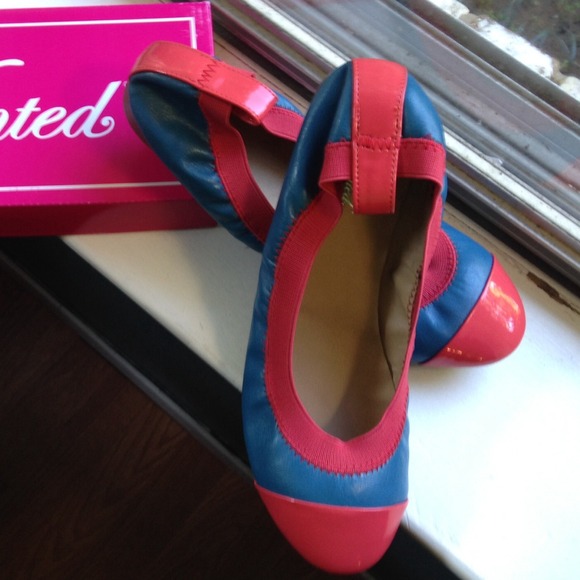 ❗️LAST Pair❗️✨Pink & Blue Cap Toe Ballet Flats - Picture 2 of 4