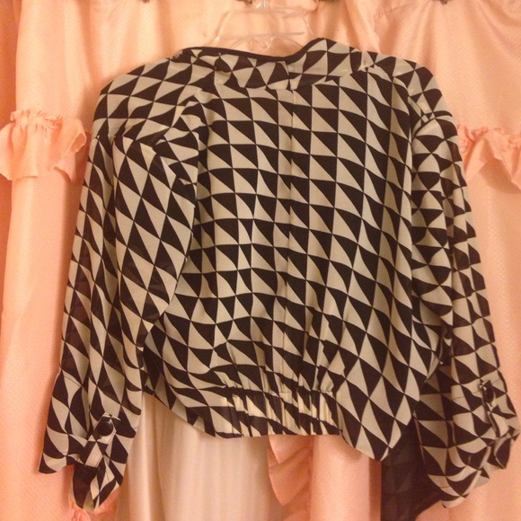 💥SOLD💥Geometric Bed Jacket - Picture 3 of 3