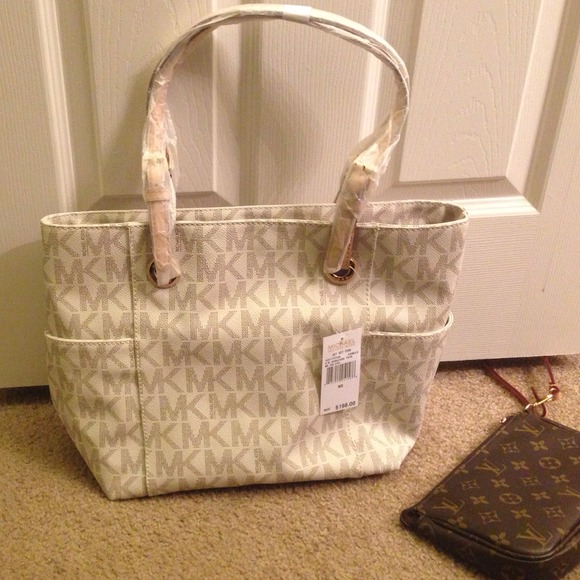 ❌SOLD❌❌ Michael Kors purse - Picture 2 of 2