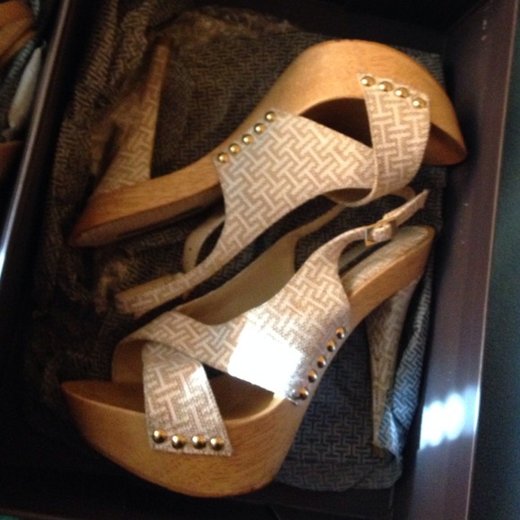 H by HALSTON SHOES SIZE 7