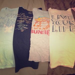 4 small American eagle t shirts.