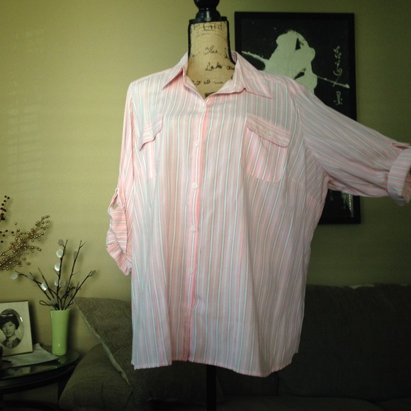 REDUCED!! Women's Blouse 💐🌷