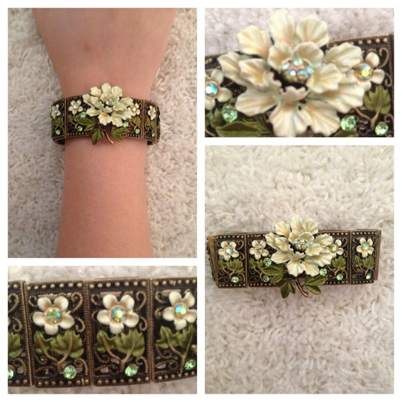 Beautiful White and Green Flower Stretch Bracelet