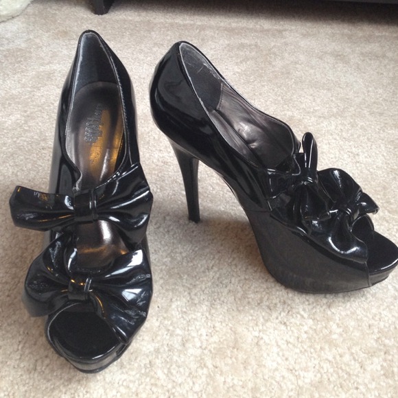 Black bow heels
