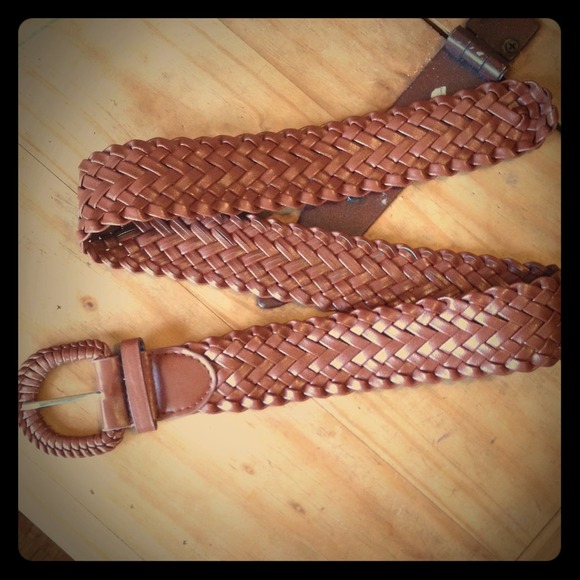 Adorable brown woven belt!