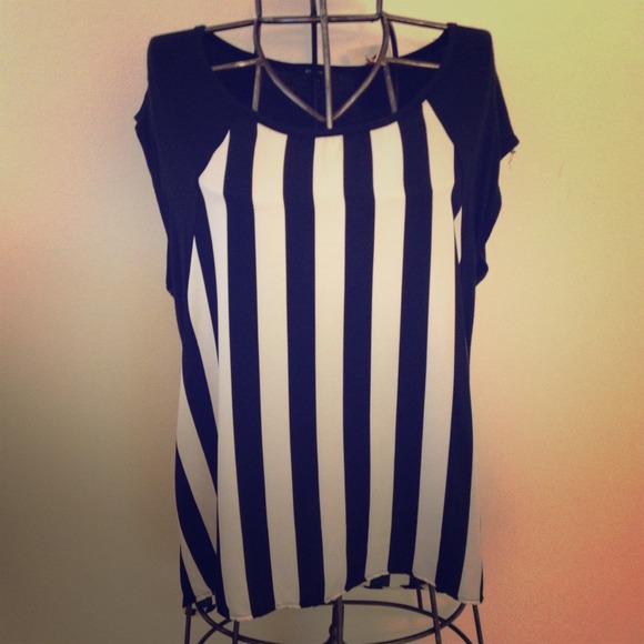 Tops - 🌟NEW🌟 Black and white Stripe Top