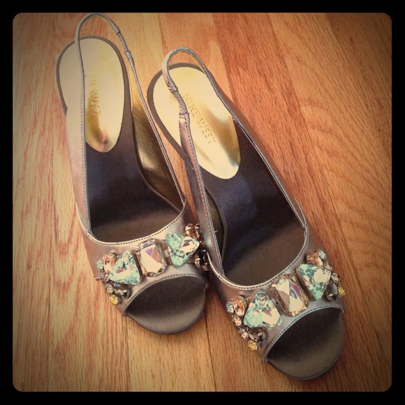 ❤️Just Reduced❤️ 🔶🔸Jeweled Heels🔸🔶