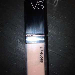 new VICTORIA SECRET LIP GLOSS IN GLOW