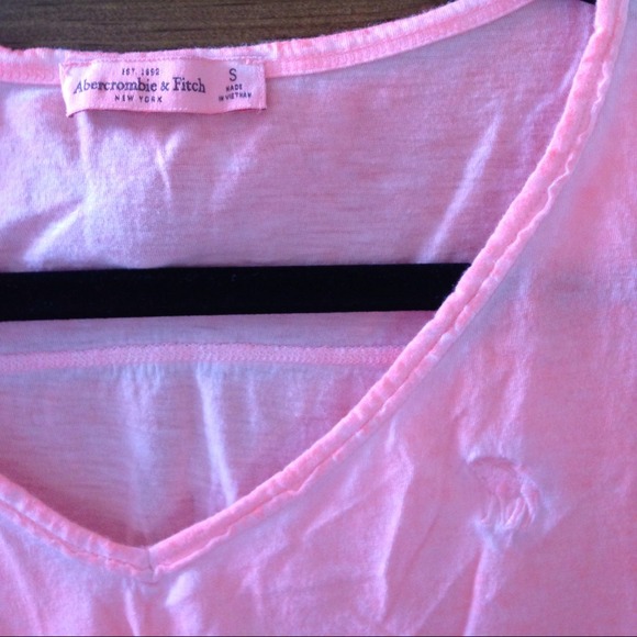 SOLD• HOST PICK• NWOT• Abercrombie & Fitch Tee - Picture 2 of 2