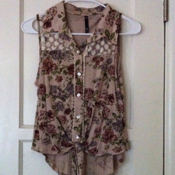 Sleeveless top - Picture 1 of 1