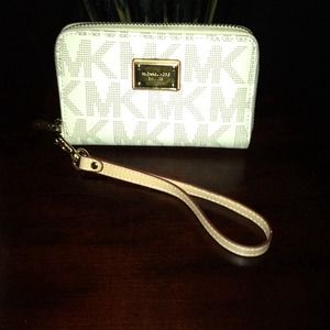 🚫🚫🚫SOLD! Michael Kors Authentic wristlet