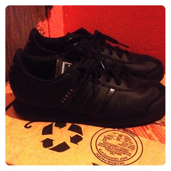 Black samoa adidas
