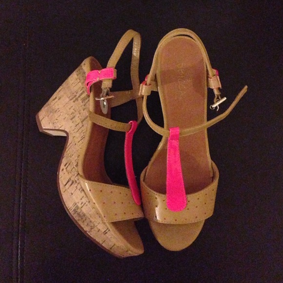 Cute Neon pink and tan sandles and clutch - Picture 3 of 3