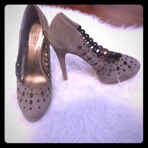 Pelle Moda Pump with Beautiful Details