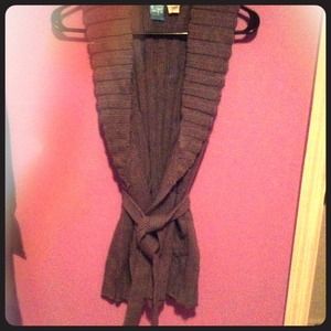 Sleeveless grey knit sweater