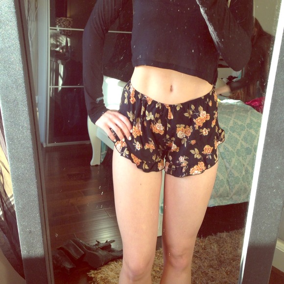 *BUNDLE Floral Vodi shorts AND skull sweater