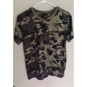 CAMO boyfriend-fit Obey tee! 😍😍