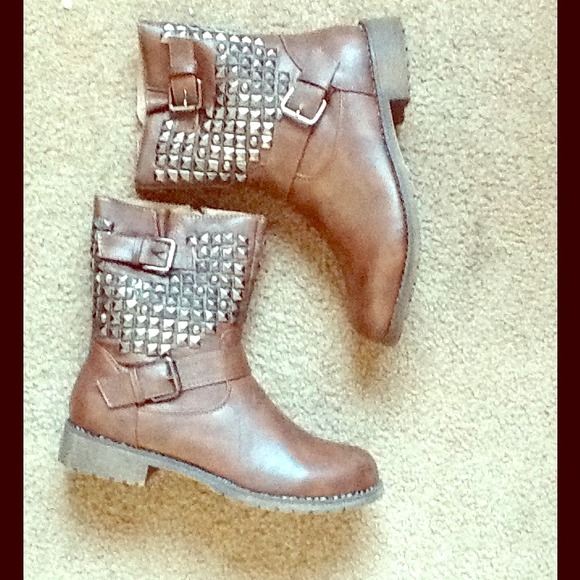 Brown studed boots 💋