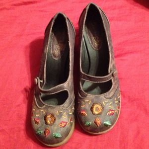 ✂️PRICE CUT✂️Unworn Skechers embroidered wedges