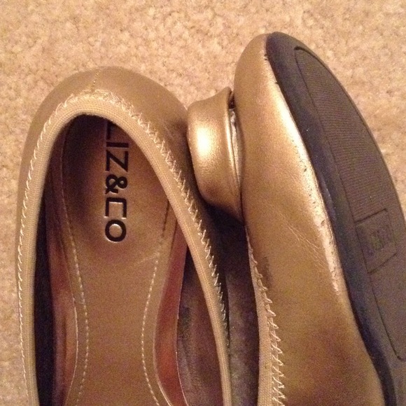 Gold flats with bow in front Size 6 1/2 - Picture 2 of 3