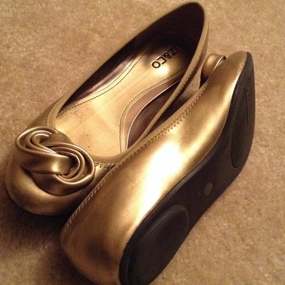 Gold flats with bow in front Size 6 1/2 - Picture 3 of 3