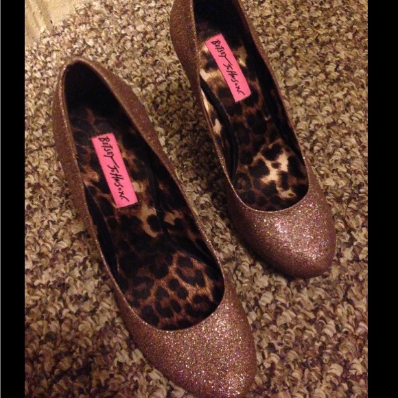 *PRICE REDUCED* Betsy Johnson Glitter Glam Pumps .
