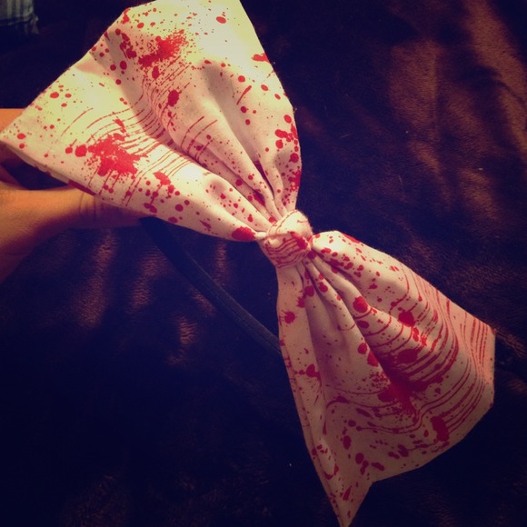 White blood splatter hair bow