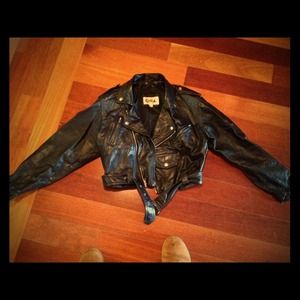 Leather jacket to waist zippers pockets,fab!